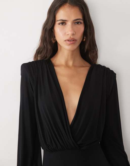 ASOS DESIGN langærmet maxikjole med dyb udskæring og skulderpuder i sort, 2 af 4