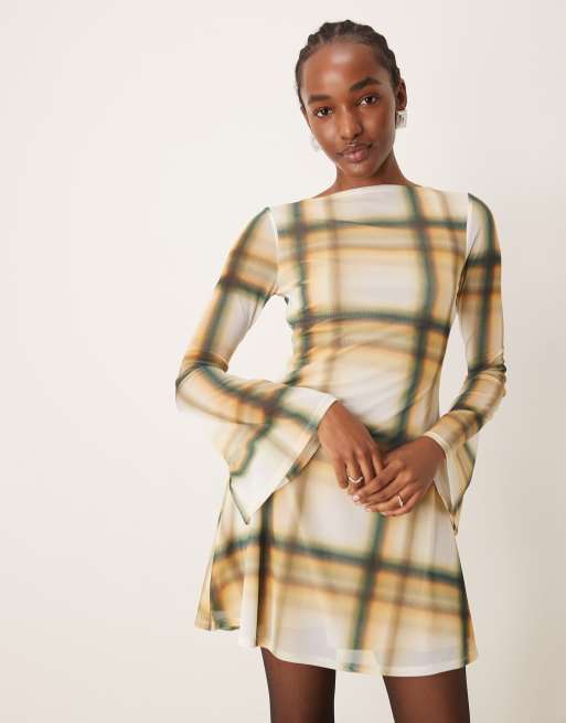 ASOS DESIGN - Langærmet skater-minikjole med åben ryg og ternet print