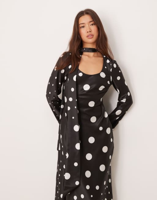ASOS DESIGN - Langærmet sort maxikjole med V-hals og tørklædedetalje samt prikket print, 2 af 4