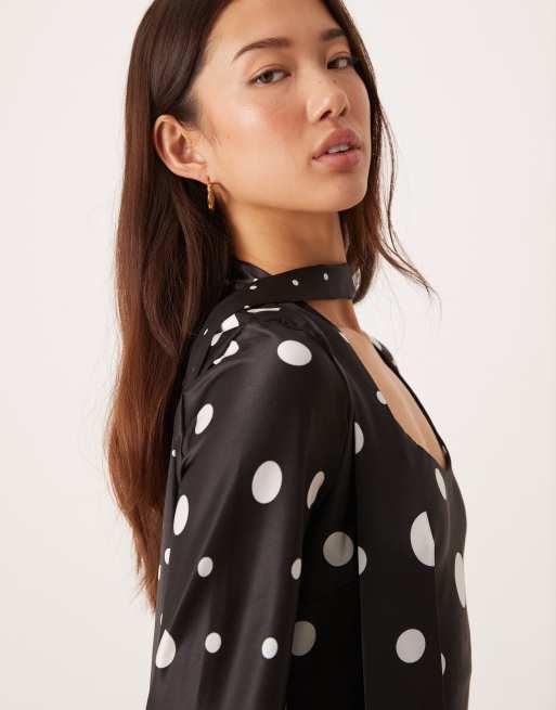 ASOS DESIGN - Langærmet sort maxikjole med V-hals og tørklædedetalje samt prikket print, 3 af 4