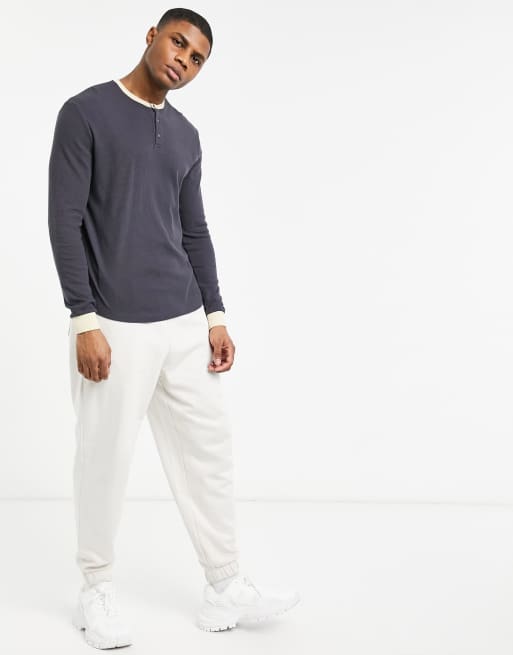 ASOS DESIGN - Langærmet t-shirt med vaffeltekstur og grandad-krave i vasket sort