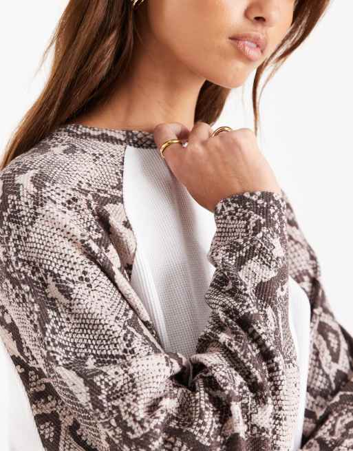 ASOS DESIGN - Langærmet top med raglan i vaffelstof med slangeskindsprint, 3 af 4