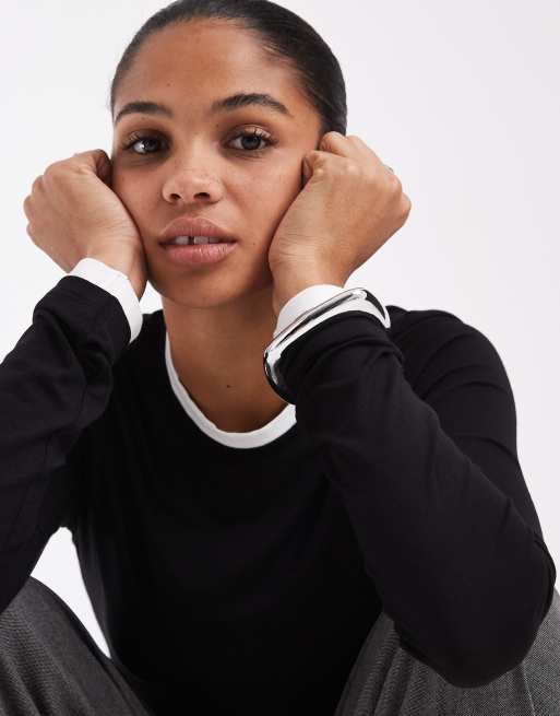 ASOS DESIGN langærmet top med rund hals og dobbeltlag i slinky i sort og hvid, 4 af 8