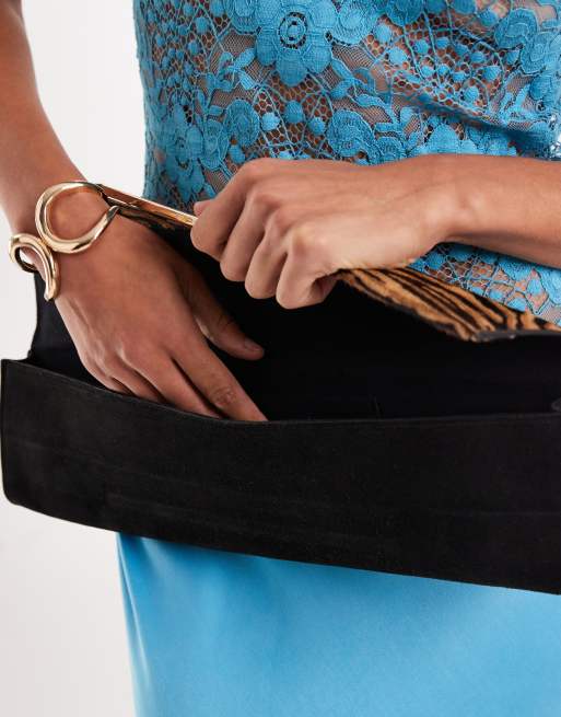 ASOS DESIGN - Langwerpige clutch van echt suède en harig leer met tijgerprint en staafje, 3 van 4