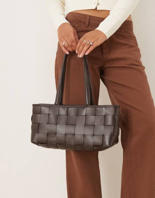ASOS DESIGN - Langwerpige geweven schoudertas in chocoladebruin, 3 van 4