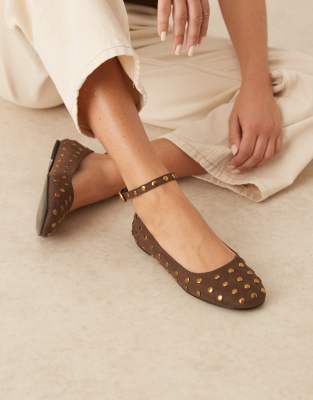 ASOS DESIGN - Lara - Ballerinas aus braunem Wildlederimitat mit runder Zehenpartie und Nieten-Brown