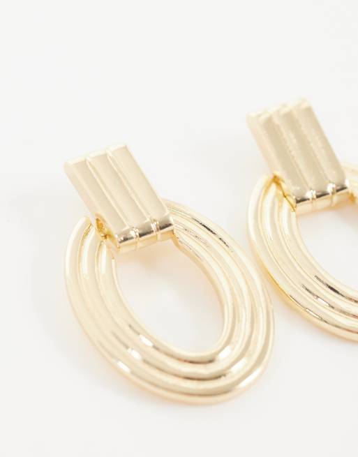 ASOS DESIGN large door-knocker earrings in gold tone, 4 of 5