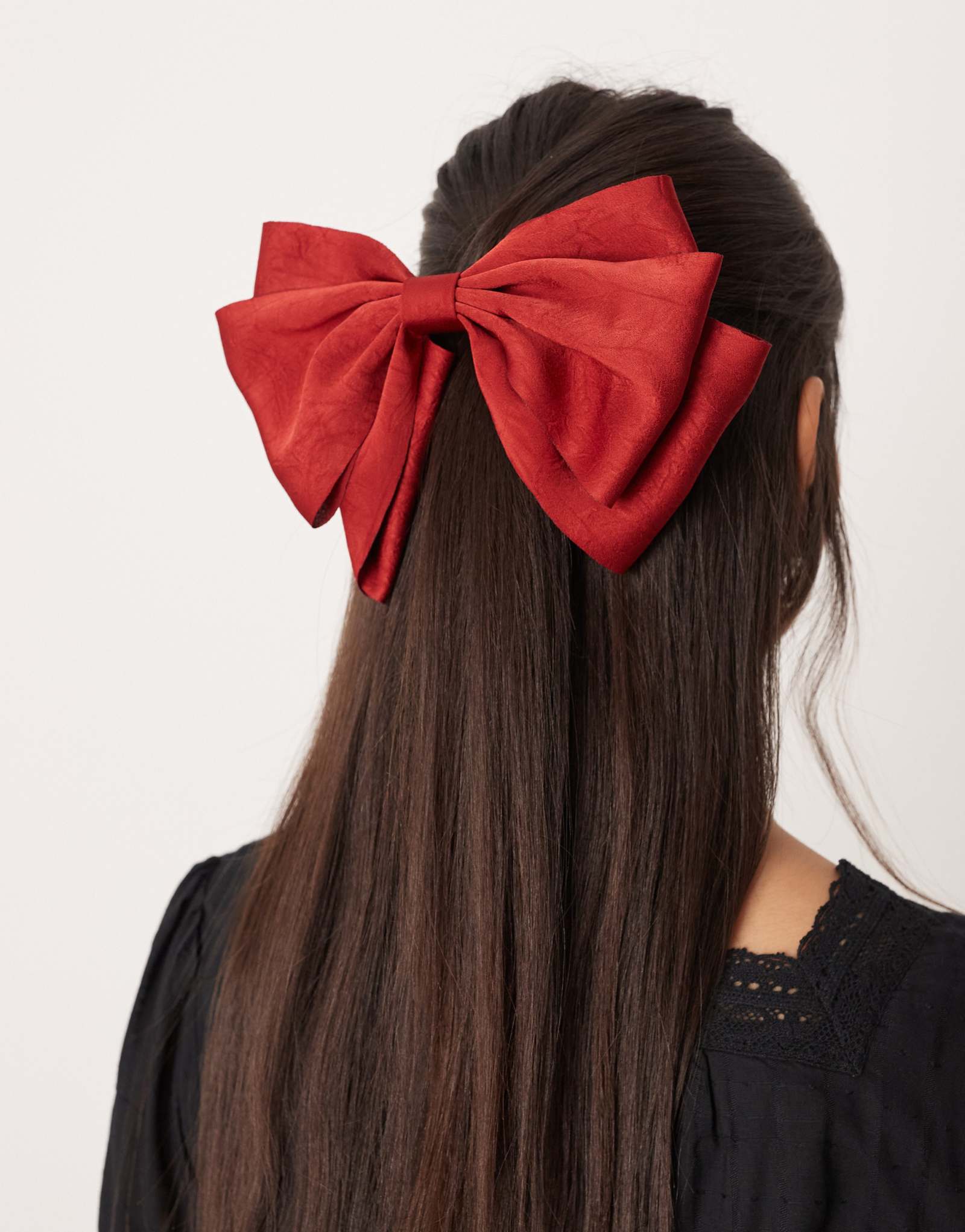 Большая заколка-бант для волос ASOS DESIGN из красного атласа