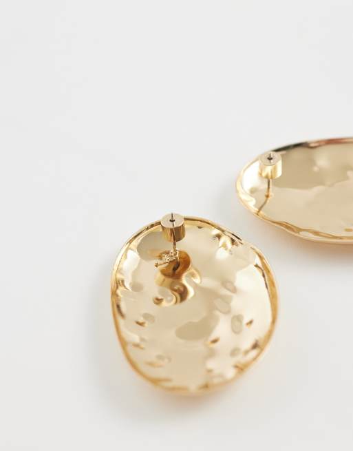 ASOS DESIGN large oval stud earrings in hammered gold tone, 3 of 4