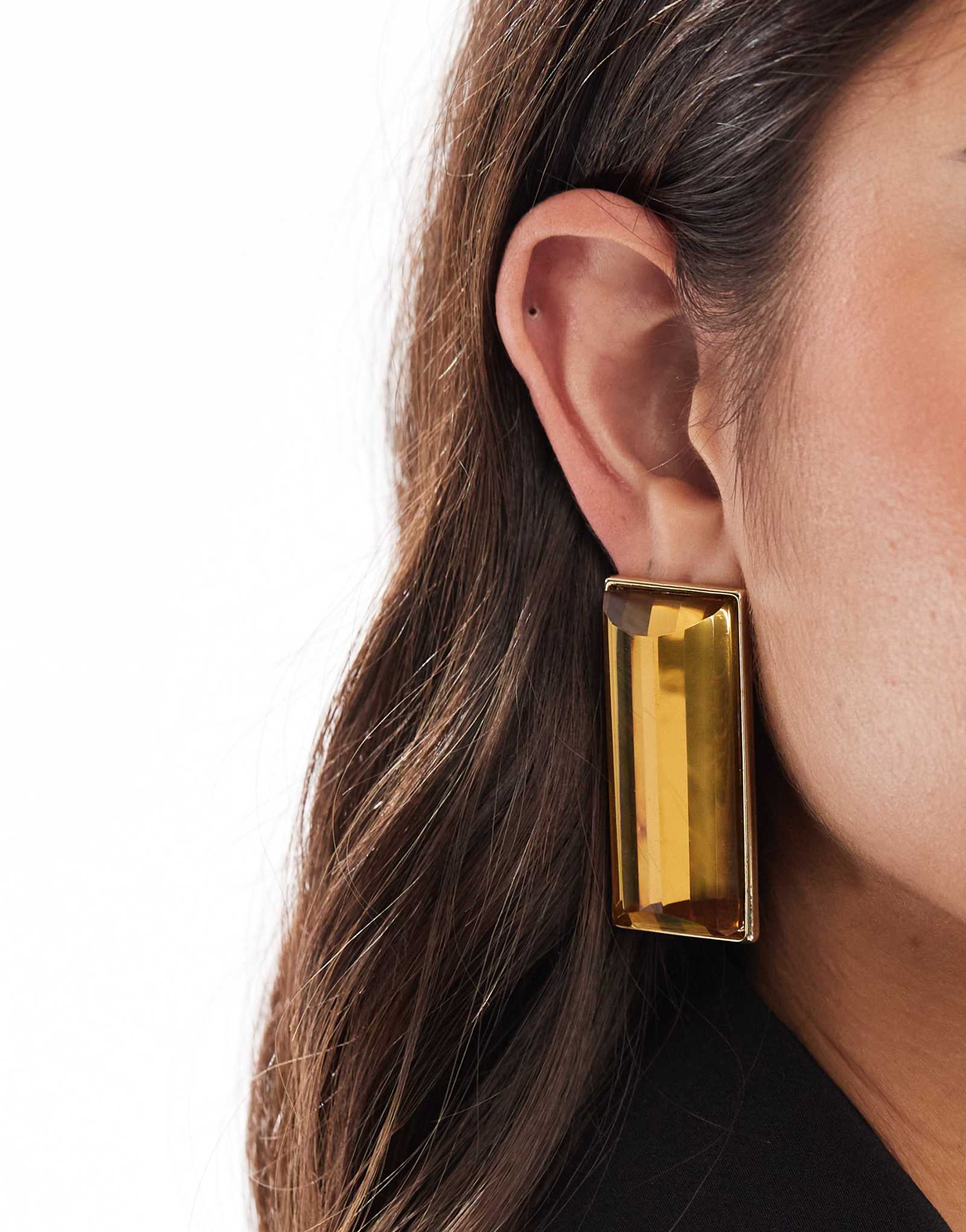 ДИЗАЙНЕРСКИЕ большие прямоугольные серьги ASOS DESIGN с искусственным янтарем в золотистой оправе