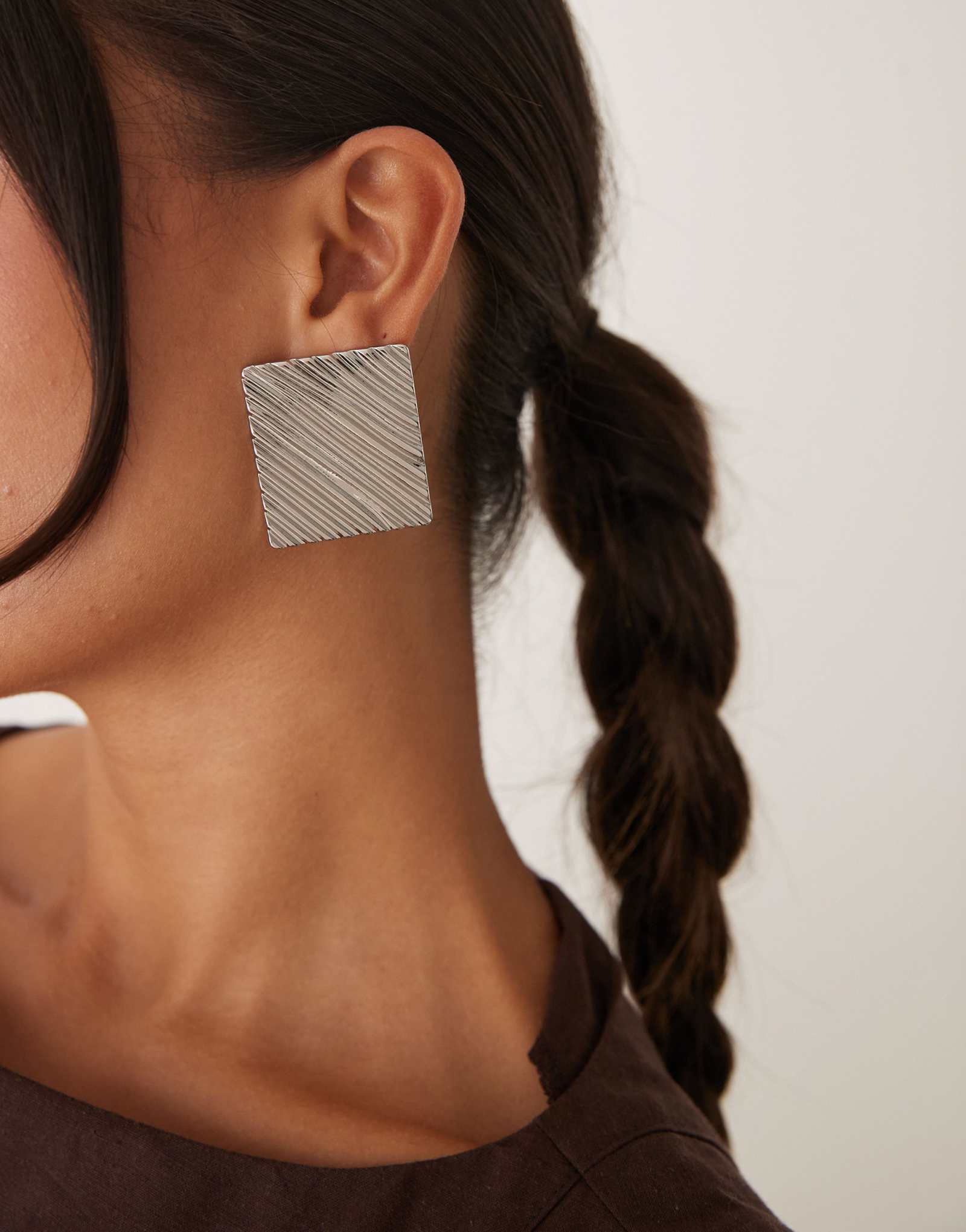 ДИЗАЙНЕРСКИЕ большие квадратные серьги-гвоздики ASOS с ребристыми деталями серебристого оттенка