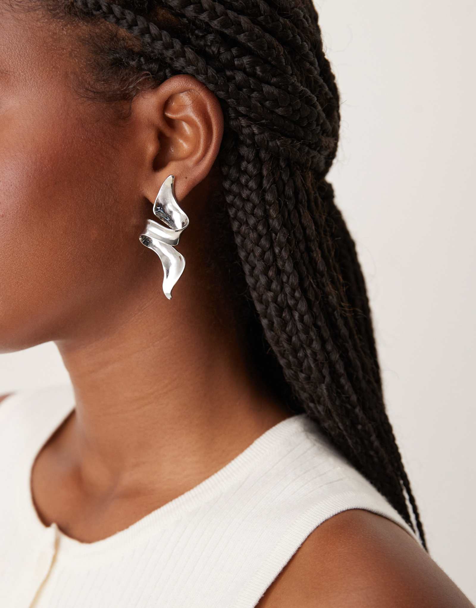 ДИЗАЙНЕРСКИЕ крупные серьги-гвоздики ASOS абстрактной скульптурной формы серебристого оттенка