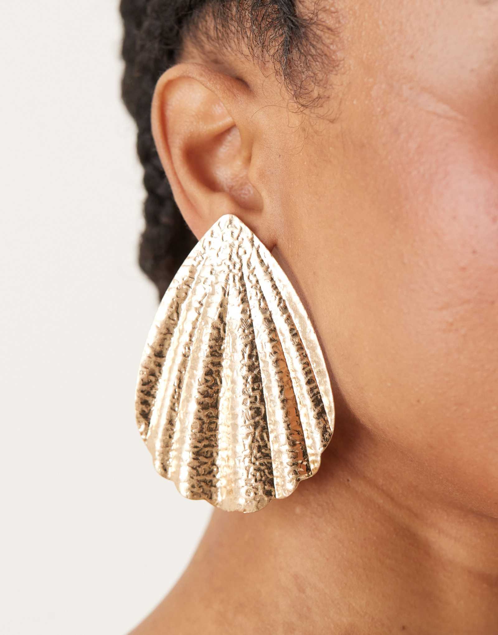 Крупные серьги-гвоздики ASOS DESIGN с каплевидным рисунком в виде веера из текстурированного золота