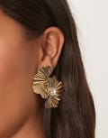 [ASOS DESIGN] ASOS DESIGN large stud earrings with ridged fan and faux crystal detail in gold tone No Size GOLD