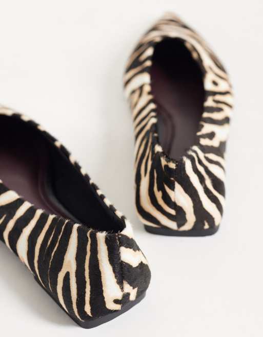 ASOS DESIGN Lari premium baleriny z włosiem, skórzane, w szpic, zebra, 3 z 4