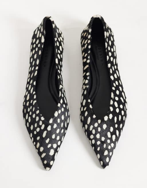 ASOS DESIGN Lari Premium-Ballerinas aus Echtleder mit Fell in Punkten und spitzer Form, 2 von 4