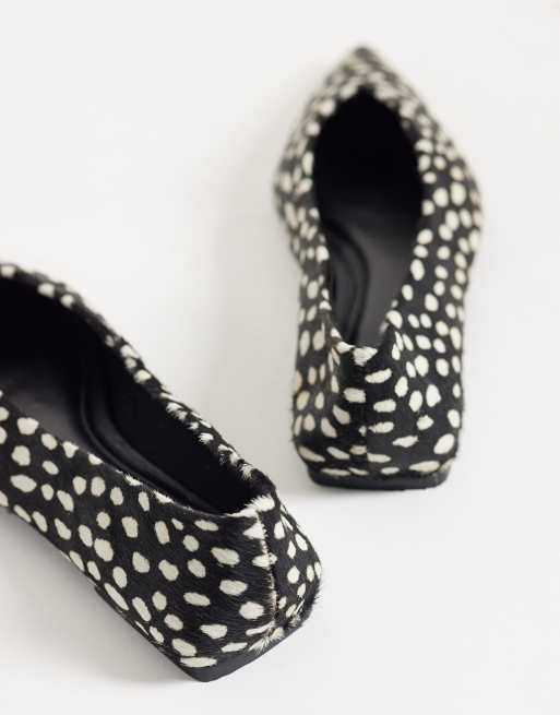 ASOS DESIGN Lari Premium-Ballerinas aus Echtleder mit Fell in Punkten und spitzer Form, 3 von 4