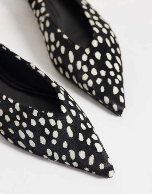 ASOS DESIGN Lari Premium-Ballerinas aus Echtleder mit Fell in Punkten und spitzer Form, 4 von 4