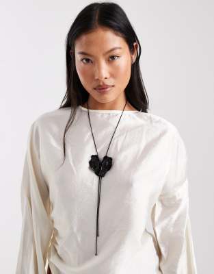 ASOS DESIGN - Lariat-Halskette in Schwarz mit Blumenverzierung