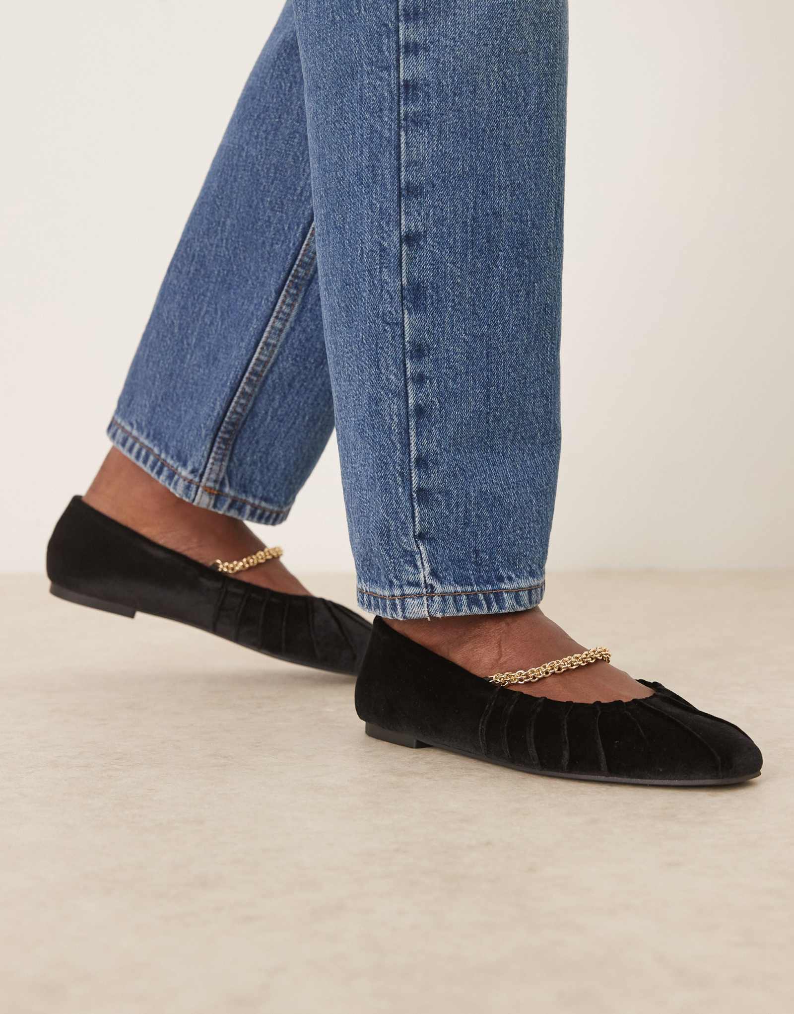 Балетки mary jane из черного бархата с цепочкой-жаворонком от ASOS DESIGN из черного бархата