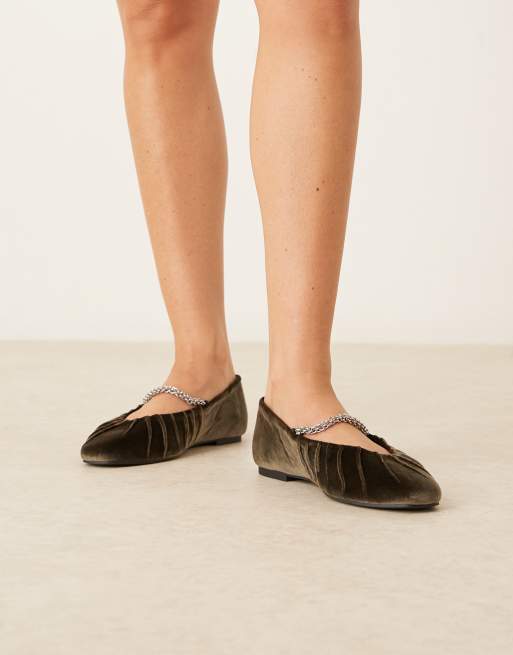 ASOS DESIGN – Lark – Zielone aksamitne balerinki Mary Jane z łańcuszkiem, 2 z 4