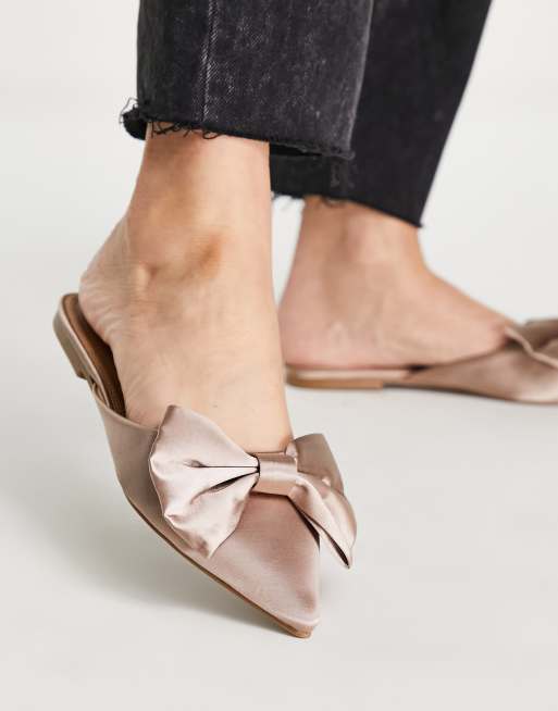 ASOS DESIGN – Lass – Jasnoróżowe satynowe klapki z kokardami i noskami w szpic, 2 z 4