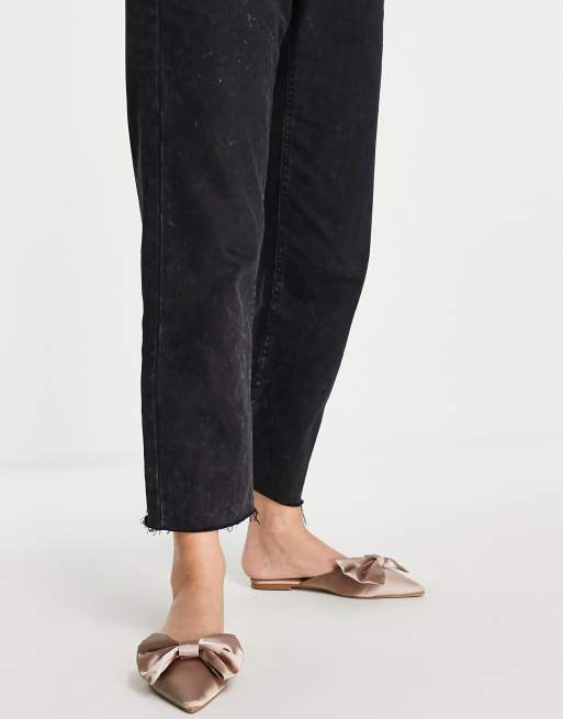 ASOS DESIGN – Lass – Jasnoróżowe satynowe klapki z kokardami i noskami w szpic, 3 z 4