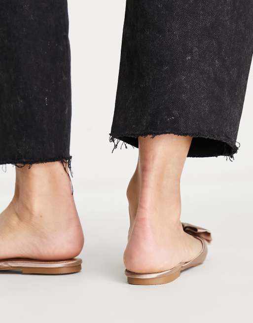 ASOS DESIGN – Lass – Jasnoróżowe satynowe klapki z kokardami i noskami w szpic, 4 z 4