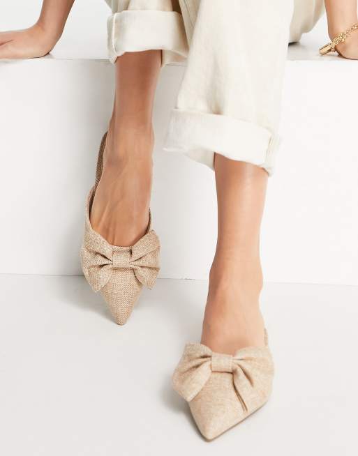 ASOS DESIGN – Lass – Spetsiga platta mules i naturligt material med en oversize rosett, 2 av 4