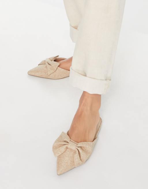 ASOS DESIGN – Lass – Spetsiga platta mules i naturligt material med en oversize rosett, 3 av 4