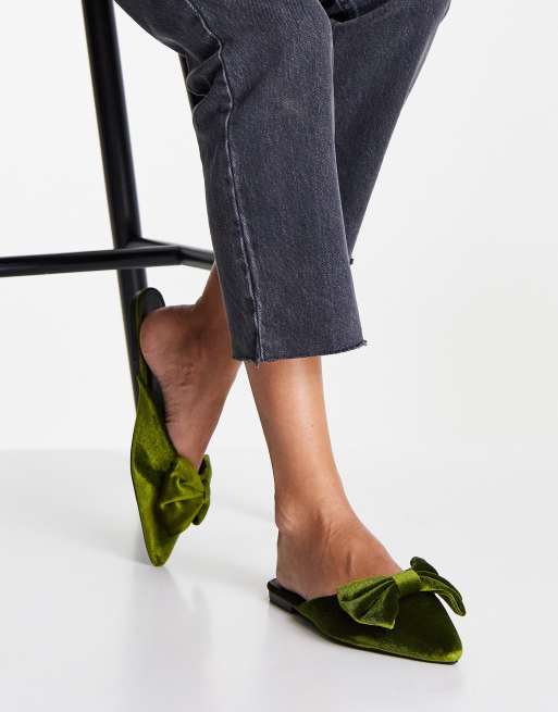 ASOS DESIGN – Lass – Zielone aksamitne płaskie mule z dużą kokardą i noskami w szpic