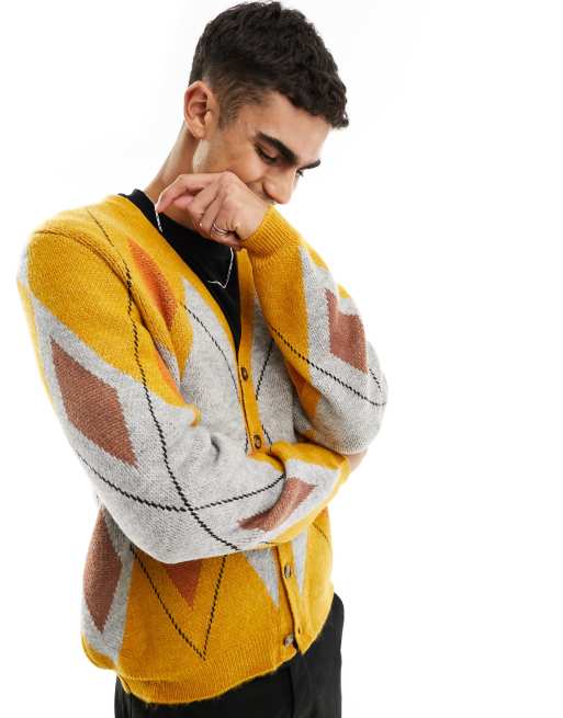 ASOS DESIGN – Lässig geschnittene, flauschige Strickjacke in Gelb mit Kachelmuster