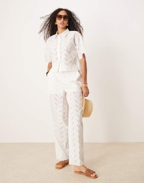 ASOS DESIGN – Lässig geschnittene Hose in Weiß mit geometrischem Lochmuster, Kombiteil - view 1