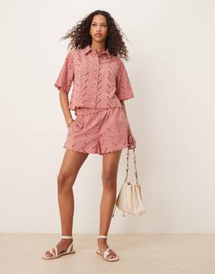 ASOS DESIGN - Lässig geschnittene Shorts mit geometrischem Lochmuster in Rosé, Kombiteil-Rosa