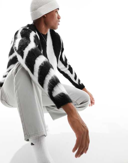ASOS DESIGN – Lässig geschnittener, flauschiger Strickpullover in Schwarz mit Tierfellmuster