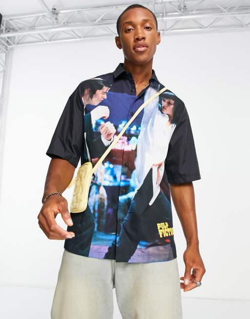 ASOS DESIGN – Lässig geschnittenes Hemd mit „Pulp Fiction“-Fotoprint und Reverskragen