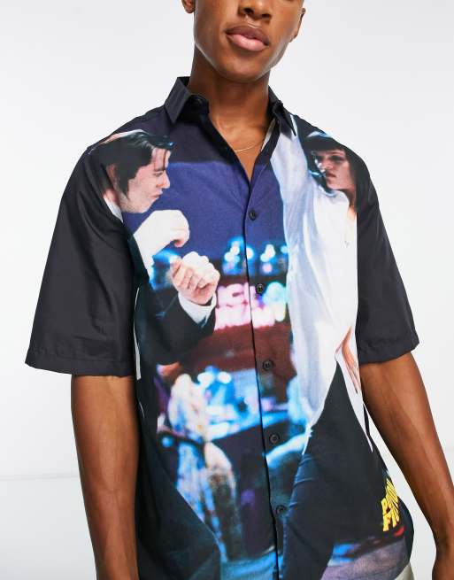 ASOS DESIGN – Lässig geschnittenes Hemd mit „Pulp Fiction“-Fotoprint und Reverskragen, 3 von 4