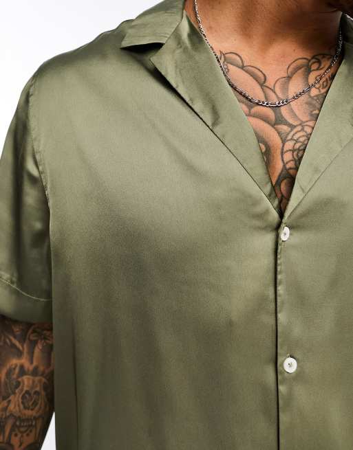 ASOS DESIGN – Lässig geschnittenes, kurzärmliges Satinhemd in Hellkhaki mit tiefem Reverskragen, 3 von 4