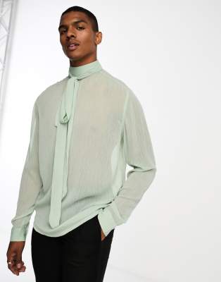 ASOS DESIGN – Lässig geschnittenes, langärmliges Hemd aus transparentem Crêpe in Salbeigrün mit hohem Kragen und Schleife