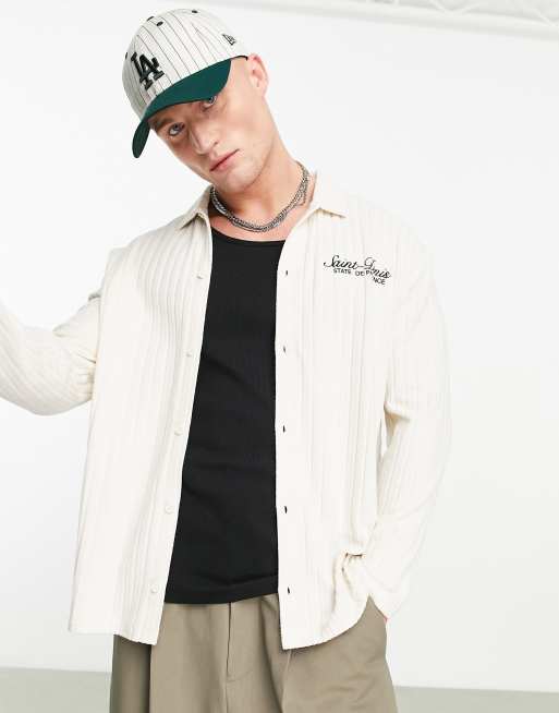 ASOS DESIGN – Lässig geschnittenes, langärmliges Polohemd in strukturiertem Beige mit Stickerei auf der Brust