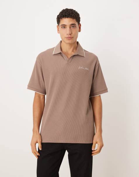 ASOS DESIGN – Lässig geschnittenes Polohemd in Braun mit Struktur und Stickerei auf der Brust - view 1