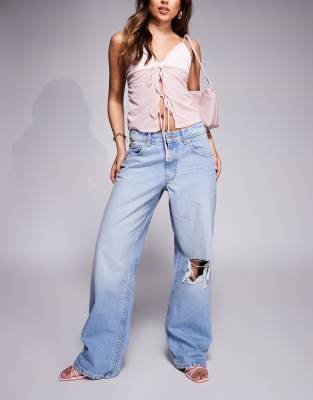 ASOS DESIGN - Lässige Jeans in blasser Waschung mit weitem Bein-Blau