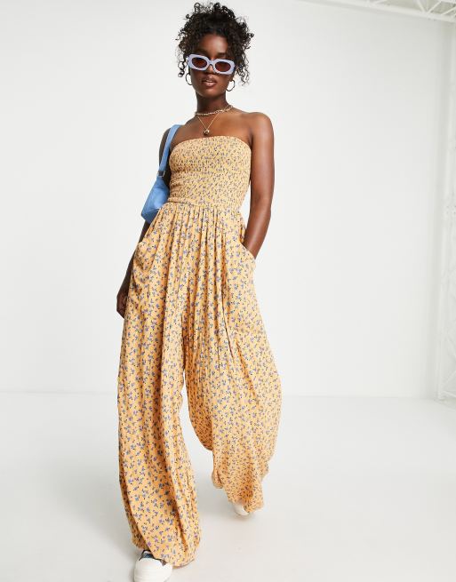 ASOS DESIGN – Lässiger Jumpsuit im Knitter-Look aus Rayon mit Blümchendruck in Orange