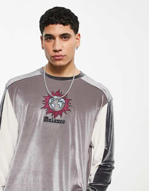 ASOS DESIGN – Lässiges, langärmliges Shirt aus Velours mit Farbblockdesign in Grau und Print