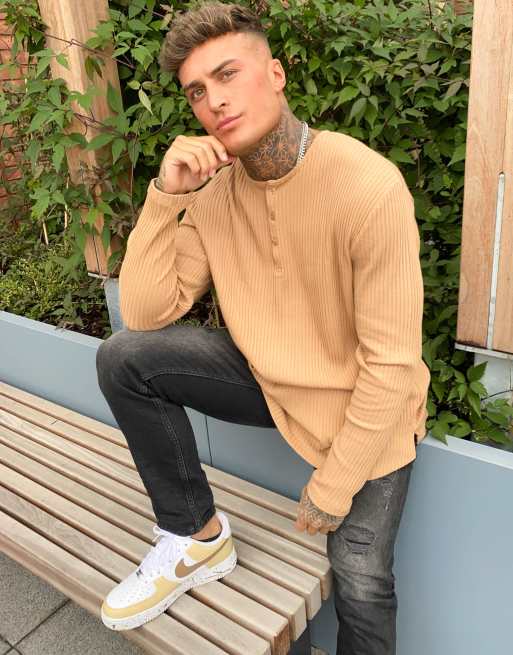 ASOS DESIGN – Lässiges, langärmliges Shirt mit Rippung und Henleykragen, in Hellbraun