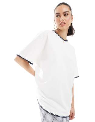 ASOS DESIGN - Lässiges Oversize-T-Shirt in Weiß mit Zickzack-Details