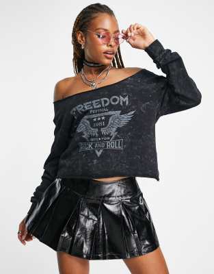 ASOS DESIGN - Lässiges, schulterfreies Sweatshirt in Anthrazit mit „Freedom"-Grafik und Schlitzausschnitt-Grau