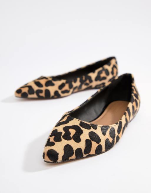 ASOS DESIGN - Latch - Leren ballerina's met spitse neus in luipaard pony