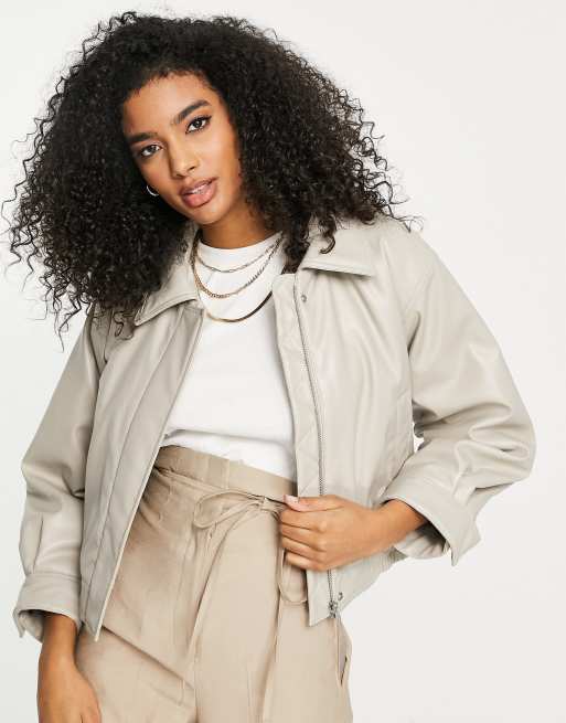 ASOS DESIGN – Lattebrun bomberjacka i läderimitation