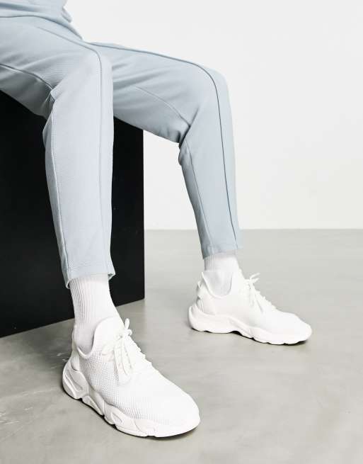 ASOS DESIGN – Lauf-Sneaker mit Strick in Weiß gemischt